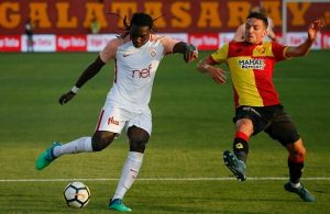Bafetimbi Gomis becomes league's top-goalscorer
