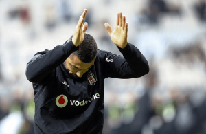 Burak Yilmaz makes peace with Besiktas fans